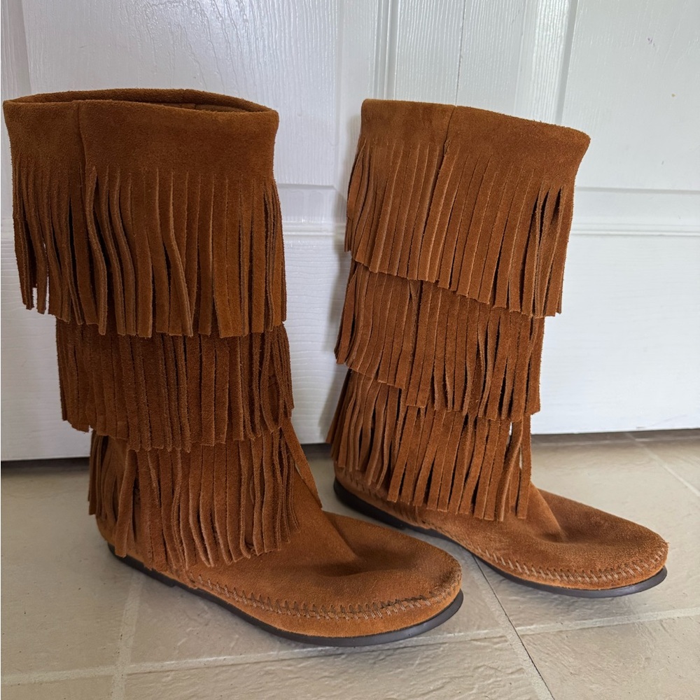 Minnetonka Calf 3 layer Fringe Suede Boots size 8 Brown like new